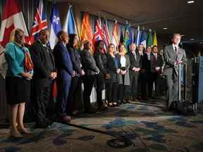 Le ministre de la Santé de la Colombie-Britannique, Adrian Dix, devant à droite, se tient devant les ministres de la Santé des autres provinces et territoires lors d'une conférence de presse après le premier des deux jours de réunions, à Vancouver, le 7 novembre 2022.