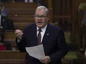 Le ministre des Anciens Combattants, Lawrence MacAulay, se lève pendant la période des questions, le 14 décembre 2021 à Ottawa.