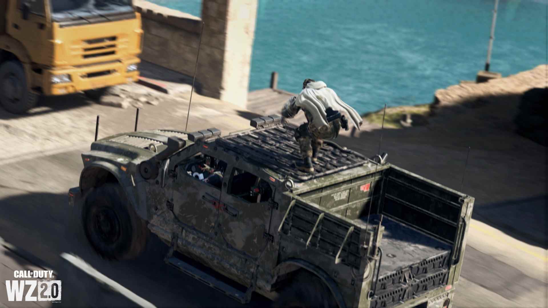 Un soldat se tient au sommet d'une jeep à grande vitesse