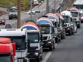 Des camions se rassemblent pour protester contre le prix élevé du carburant à l'extérieur de Madrid, en Espagne, plus tôt cette année.  L'invasion de l'Ukraine par la Russie a exacerbé la crise énergétique en Europe.