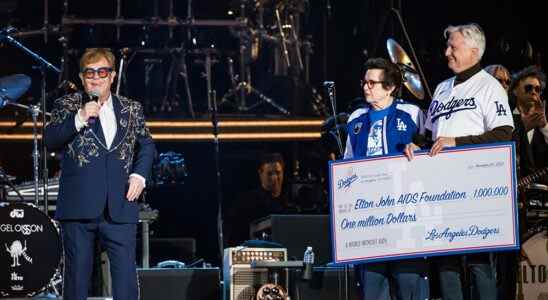 Les Dodgers de Los Angeles font un don de 1 million de dollars à la Elton John AIDS Foundation alors que la dernière tournée nord-américaine se termine