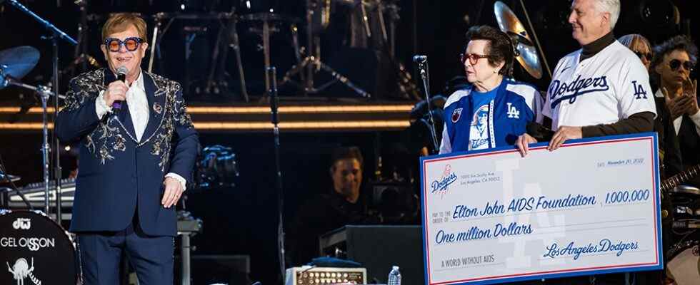 Les Dodgers de Los Angeles font un don de 1 million de dollars à la Elton John AIDS Foundation alors que la dernière tournée nord-américaine se termine