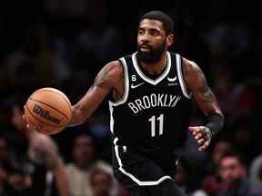 Les Brooklyn Nets ont suspendu Kyrie Irving pour cinq matchs, a annoncé l'équipe le jeudi 3 novembre 2022.