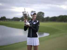 Nelly Korda détient le trophée du championnat après avoir remporté le tournoi de golf LPGA Pelican Women's Championship au Pelican Golf Club, le dimanche 13 novembre 2022, à Belleair, en Floride.