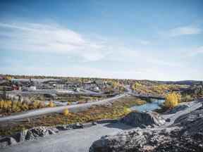 Le site de la mine Giant est présenté lors d'une visite en surface du projet d'assainissement de la mine Giant près de Yellowknife, le 21 septembre 2022. Avec une estimation des coûts nouvellement approuvée de 4,38 milliards de dollars, l'assainissement de la mine Giant, l'un des sites les plus contaminés au Canada, devrait également être le nettoyage environnemental fédéral le plus coûteux.