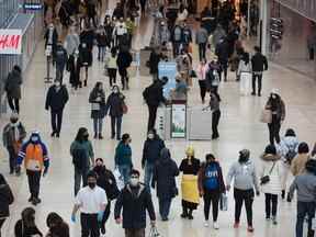 Les gens naviguent dans le Yorkdale Mall à la recherche de ventes du Black Friday à Toronto le 26 novembre 2021.