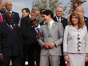 Le premier ministre Justin Trudeau rit avec ses collègues dirigeants alors qu'ils prennent part à la photo de famille lors du Sommet de la Francophonie à Djerba, en Tunisie, le samedi 19 novembre 2022.