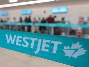 Une zone d'enregistrement WestJet à l'aéroport international de Calgary est photographiée le 18 janvier 2022.
