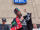 Des manifestants, dont le chef héréditaire Wet'suwet'en Na'moks, se sont rassemblés devant un immeuble de RBC à Montréal au printemps pour protester contre l'implication de la Banque Royale dans le projet de pipeline Coastal GasLink sur les terres Wet'suwet'en.