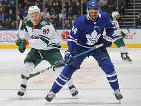 Kirill Kaprizov du Wild du Minnesota patine contre Wayne Simmonds des Maple Leafs de Toronto lors d'un match de la LNH au Scotiabank Arena le 24 février 2022 à Toronto, Ontario, Canada.
