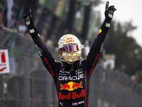 Le vainqueur de la course Max Verstappen des Pays-Bas et Oracle Red Bull Racing célèbrent dans le parc fermé lors du Grand Prix F1 du Mexique à l'Autodromo Hermanos Rodriguez le 30 octobre 2022 à Mexico.