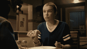 Eleven (Millie Bobby Brown) est émerveillée après avoir croqué dans un morceau de pizza à l'ananas dans Stranger Things.