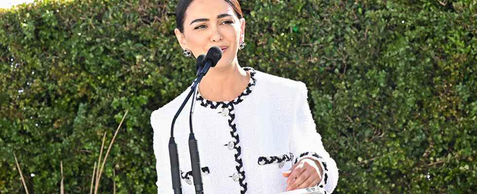 Nazanin Boniadi, star de "Rings of Power", appelle Hollywood à "mettre en lumière l'injustice" en Iran avec un discours puissant que les plus populaires doivent lire