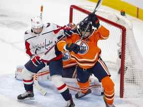 Les Oilers d'Edmonton Darnell Nurse (25 ans) affrontent les Capitals de Washington Evgeny Kuznetsov (92 ans) lors de la deuxième période d'action de la LNH le mercredi 9 mars 2022 à Edmonton.