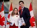 La vice-première ministre et ministre des Finances Chrystia Freeland et le premier ministre Justin Trudeau avant de présenter l'énoncé économique de l'automne sur la colline du Parlement à Ottawa. 