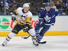 Sidney Crosby des Penguins de Pittsburgh patine contre Ondrej Kase des Maple Leafs de Toronto lors d'un match de la LNH au Scotiabank Arena le 17 février 2022 à Toronto, Ontario, Canada.