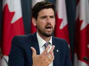 Le ministre de l'Immigration, des Réfugiés et de la Citoyenneté, Sean Fraser, a déclaré que le nouveau plan d'immigration du Canada vise à accepter un nombre record de 1,45 million de nouveaux arrivants au cours des trois prochaines années.