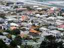 Maisons dans la banlieue de Lyall Bay à Wellington, Nouvelle-Zélande.  Une frénésie immobilière au bas du monde s'est transformée en une crise immobilière similaire à d'autres marchés immobiliers dans les économies développées.