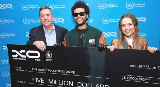 The Weeknd dévoile les dates de la tournée européenne et latino-américaine de 2023 et présente un chèque de 5 millions de dollars au Programme alimentaire mondial