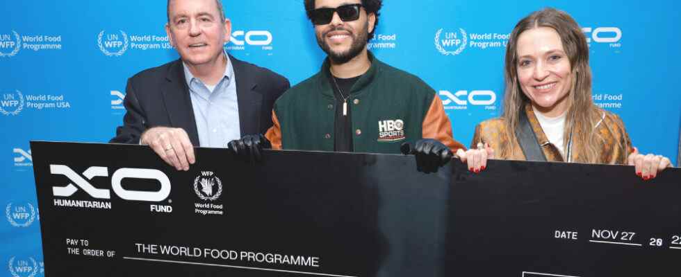 The Weeknd dévoile les dates de la tournée européenne et latino-américaine de 2023 et présente un chèque de 5 millions de dollars au Programme alimentaire mondial