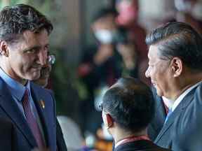 Le premier ministre du Canada Justin Trudeau s'entretient avec le président chinois Xi Jinping lors du Sommet des dirigeants du G20 à Bali, en Indonésie, le 15 novembre 2022. Adam Scotti/Bureau du Premier ministre/Handout via REUTERS.