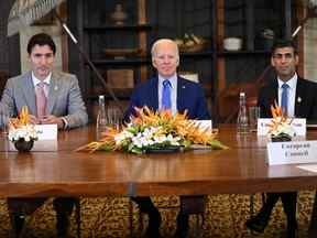 Le président américain Joe Biden (au centre), le premier ministre britannique Rishi Sunak (à droite) et le premier ministre du Canada Justin Trudeau se réunissent pour tenir une "urgence" réunion pour discuter d'une frappe de missile sur le territoire polonais près de la frontière avec l'Ukraine, en marge du sommet des dirigeants du G20 à Nusa Dua, sur l'île balnéaire indonésienne de Bali, le 16 novembre 2022.