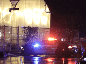 Des policiers sur les lieux d'une fusillade vendredi soir, le 11 novembre 2022, à Laval dans un parc près du Collège Montmorency.