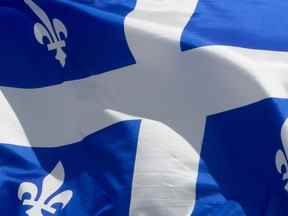 Le drapeau provincial du Québec flotte sur un mât à Ottawa le 30 juin 2020. Un rapport québécois publié aujourd'hui confirme des cas de stérilisations imposées de femmes des Premières Nations et inuites dans la province et demande la fin de cette pratique.
