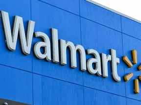 Dans cette photo d'archive prise le 15 août 2022, le logo Walmart est visible à l'extérieur d'un magasin Walmart à Burbank, en Californie.