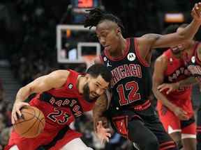 Le garde des Chicago Bulls Ayo Dosunmu (12 ans) s'efforce de bloquer le garde des Raptors de Toronto Fred VanVleet (23 ans) lors de la deuxième mi-temps de l'action de basket-ball de la NBA à Toronto, le dimanche 6 novembre 2022.