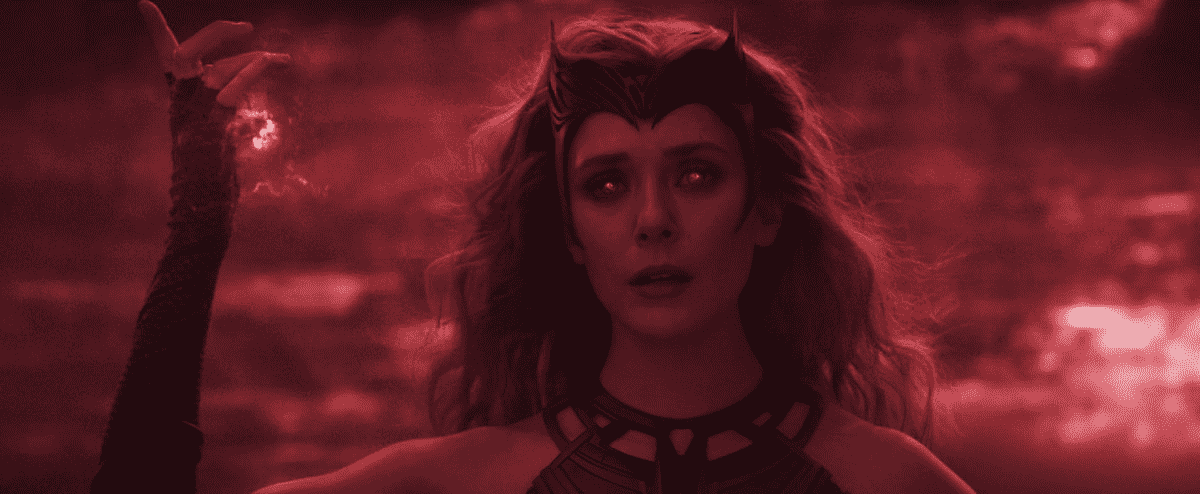 Elizabeth Olsen dans WandaVision en mode Scarlet Witch complet, avec des mains et des yeux rouges brillants