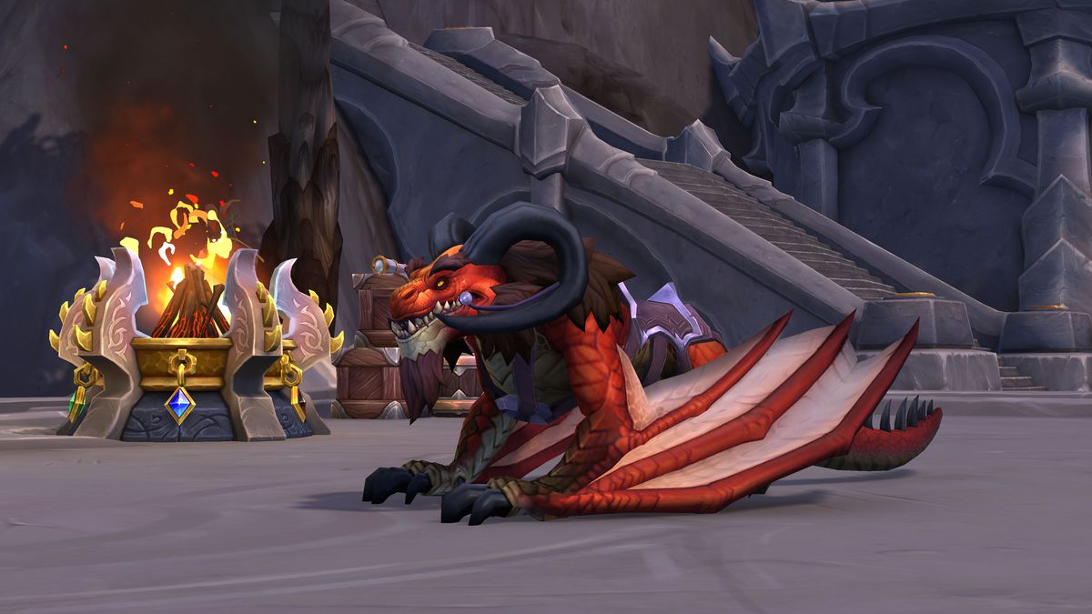 World of Warcraft - le compagnon dragon d'un joueur, en cours de personnalisation.  Ce dragon est une bête à cornes pleines de dents avec de lourdes griffes et des ailes repliées sur le côté.