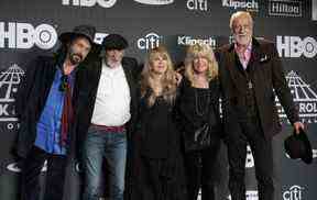 Les membres de Fleetwood Mac, de gauche à droite, Mike Campbell, John McVie, Stevie Nicks, Christine McVie et Mick Fleetwood apparaissent à la cérémonie d'intronisation du Rock & Roll Hall of Fame à New York le 29 mars 2019. (Photo de Charles Sykes/Invision/ AP, Fichier)