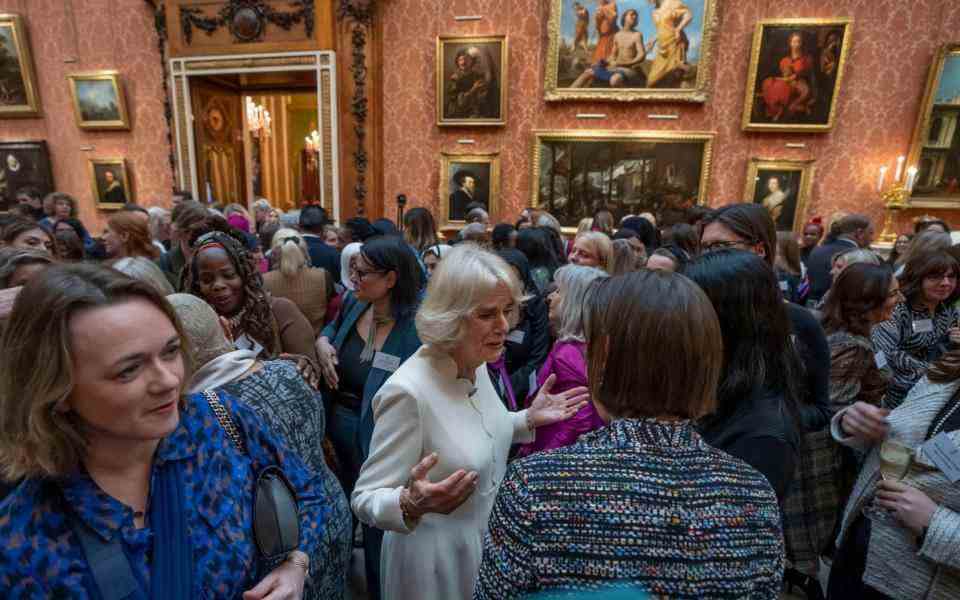 La conversation présumée a eu lieu au palais de Buckingham mardi lors d'un apéritif où 300 invités ont rejoint la reine consort pour honorer leur travail de campagne contre la violence domestique et la violence à l'égard des femmes - Kin Cheung