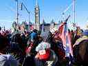 Un drapeau confédéré est vu lors de la manifestation Freedom Convoy à Ottawa le 29 janvier 2022. Un avocat des organisateurs de la manifestation veut que des dirigeants de la société d'affaires publiques Enterprise Canada témoignent devant la Commission d'urgence de l'ordre public au sujet de l'observation d'un nazi et d'un drapeau confédéré pendant la manifestation.