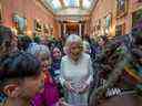 La reine consort Camilla s'adresse aux invités lors d'une réception de sensibilisation à la violence à l'égard des femmes et des filles dans le cadre des 16 jours d'activisme des Nations Unies contre la violence sexiste, au palais de Buckingham à Londres le 29 novembre 2022. 