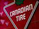 Une enseigne Canadian Tire dans un magasin à Toronto.
