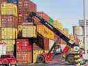 Les conteneurs sont empilés au port de Montréal.  Selon Statistique Canada, le produit intérieur brut réel a augmenté à un taux annuel de 2,9 % au troisième trimestre. 