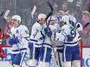 Les joueurs des Maple Leafs, dont Mitch Marner (à gauche) célèbrent après l'une de leurs victoires en novembre contre les Devils du New Jersey le 23 novembre 2022 à Newark, NJ