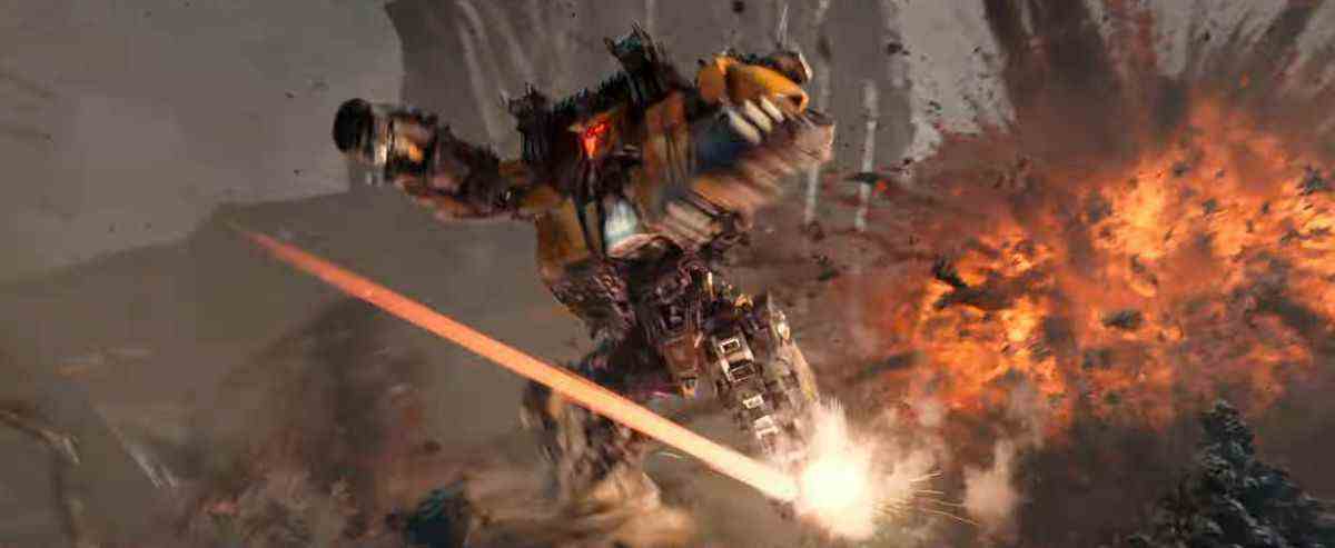 Un transformateur jaune avec une main de pistolet saute loin d'une explosion dans Transformers: Rise of the Beasts