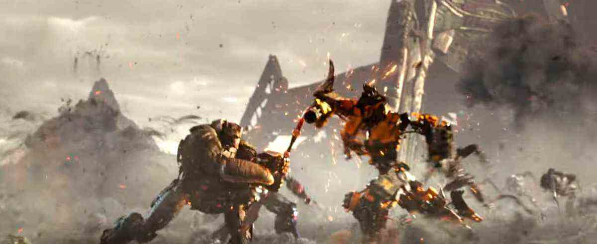 Optimus Primal sous forme de robot combat un transformateur jaune avec une lance dans Transformers: Rise of the Beasts