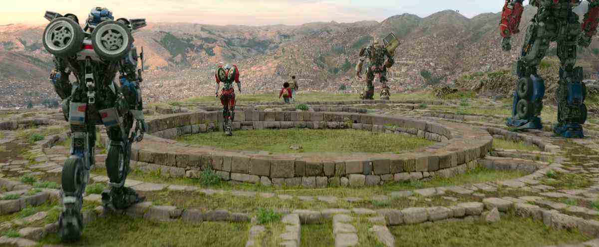 Un groupe de Transformers s'éloigne de la caméra au-dessus de ruines antiques dans Transformers: Rise of the Beasts