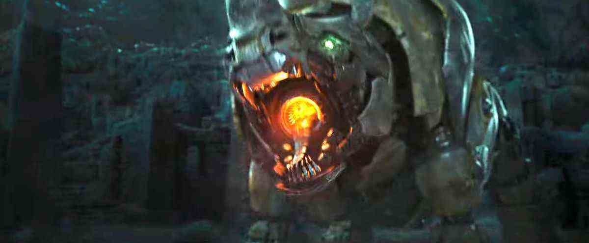 Rhinox le transformateur de rhinocéros hurle et laisse éclater son canon à bouche dans Transformers: Rise of the Beasts