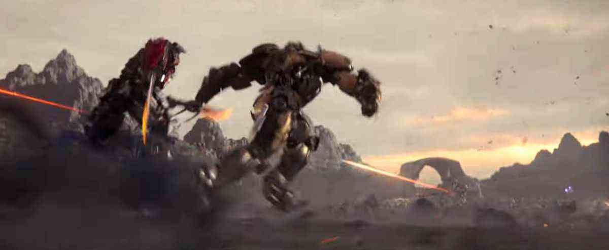 Des transformateurs flous se battent dans un décor de boue brune dans Transformers: Rise of the Beasts