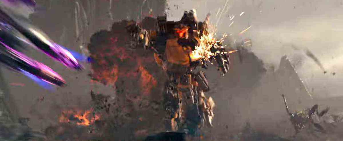 Un transformateur avec des pattes néon violettes s'éteint de l'écran alors qu'il est poursuivi par un transformateur jaune avec une explosion en arrière-plan dans Transformers : Le soulèvement des bêtes