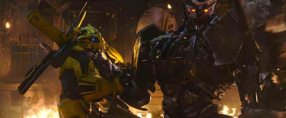 Scourge un Transformer pointu lance Bumblebee à travers le torse dans Transformers: Rise of the Beasts