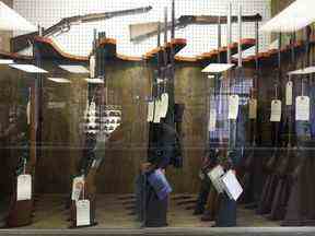 Fusils de chasse exposés dans une vitrine dans un magasin d'armes et de carabines du centre-ville de Vancouver, septembre 2010.