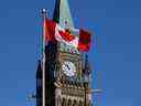 FILE PHOTO: Un drapeau canadien flotte devant la Tour de la Paix sur la Colline du Parlement à Ottawa, Ontario, Canada, le 22 mars 2017. REUTERS / Chris Wattie / File Photo