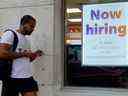 Un panneau « Now hiring » est accroché près de l'entrée d'un magasin Fedex à Miami Beach, en Floride. 