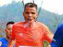 Un homme nommé Oncle Chen a récemment terminé un marathon en Chine en fumant à la chaîne.  Un utilisateur des médias sociaux a partagé des photos d'Oncle Chen sur la plateforme chinoise Weibo.
